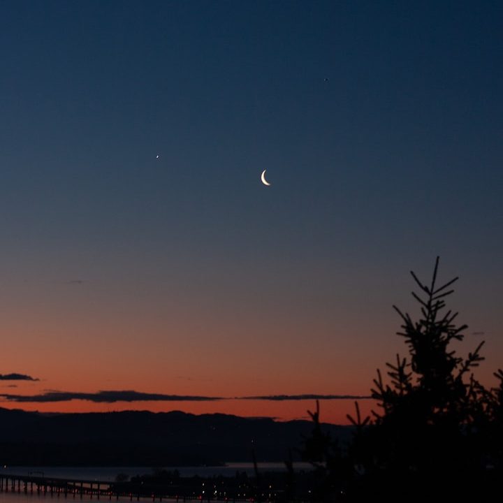 Rötliche Wolken vor einem blauen Himmel, die eine dramatische Atmosphäre schaffen.