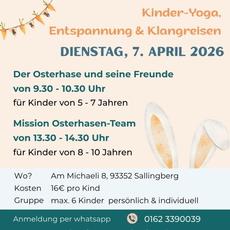 Drei Kinder sitzen auf dem Boden und halten große, bemalte Pappmasken vor ihren Gesichtern.